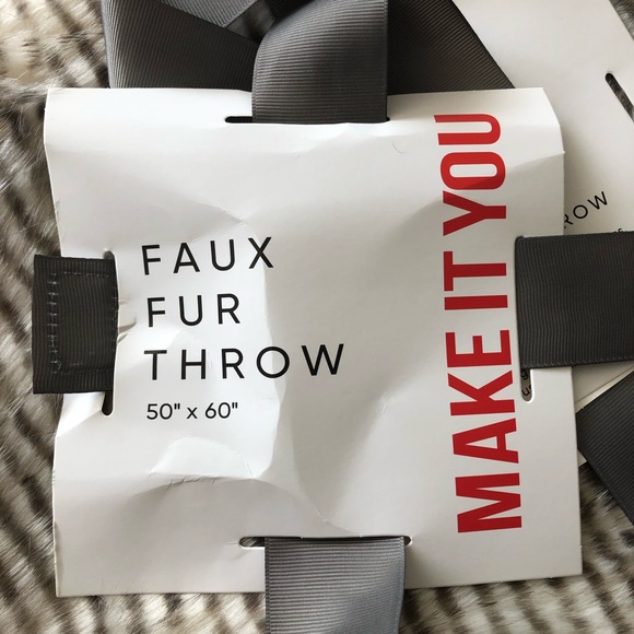 NWOT Set of decorative pillow and throw blanket - Picture 6 of 6